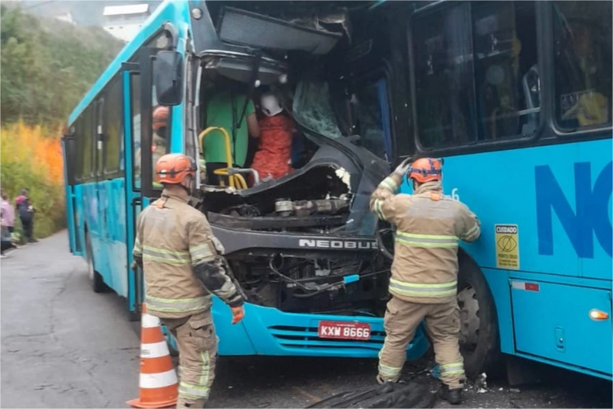 Dezenas de pessoas ficam feridas em acidente entre dois ônibus; o motorista morreu a caminho do hospital 31 1News Brasil
