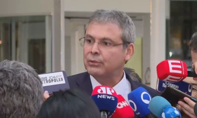 Eduardo Bolsonaro se autoincrimina em suas declaracoes diz Lindbergh.webp