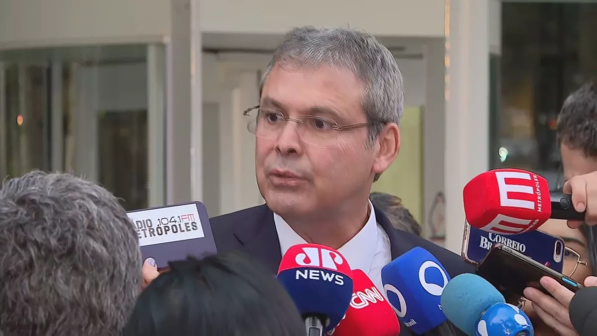 Eduardo Bolsonaro se autoincrimina em suas declaracoes diz Lindbergh.webp