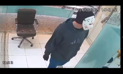 Homem com mascara do Jason assalta casa de cambio no.webp