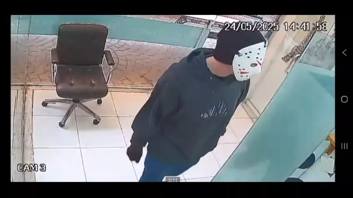 Homem com mascara do Jason assalta casa de cambio no.webp