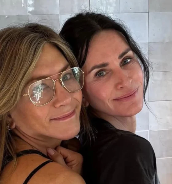 Jennifer Aniston posta clique inedito com Courteney Cox veja.webp