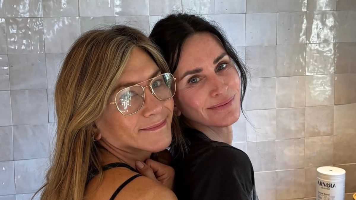 Jennifer Aniston posta clique inedito com Courteney Cox veja.webp