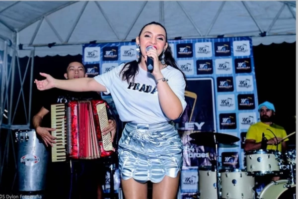 Morre querida cantora apos travar uma dificil batalha contra o