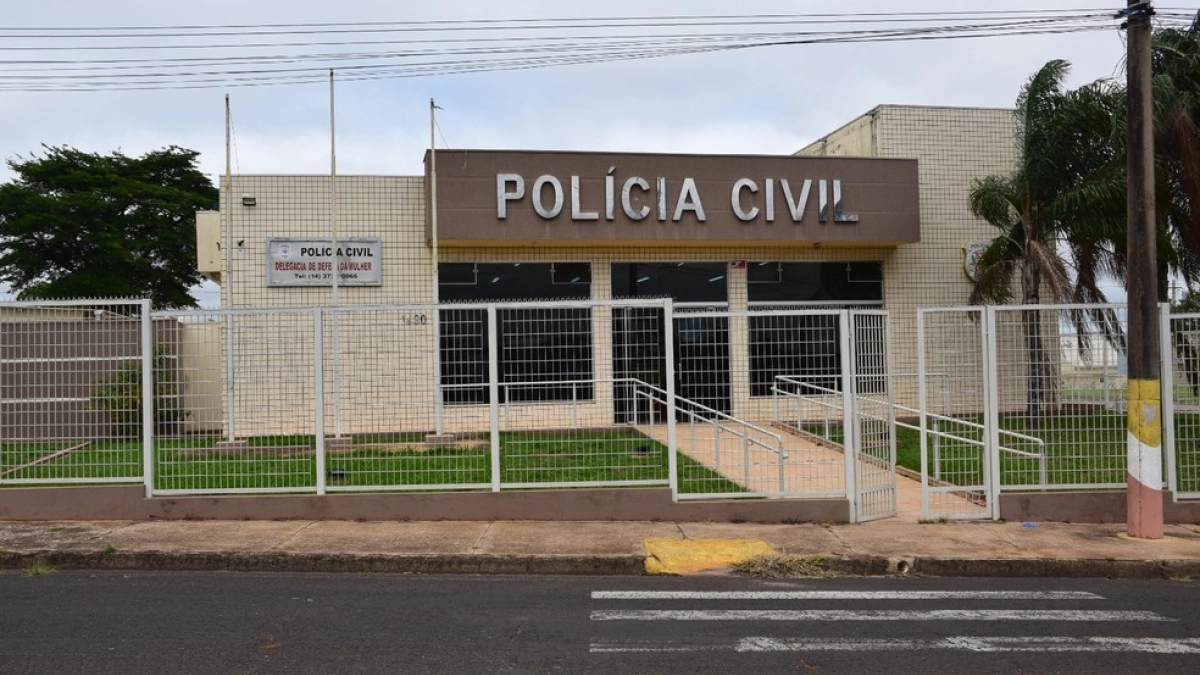Padrasto e preso suspeito de estuprar enteada por anos.webp
