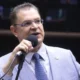 Sostenes pede aplausos para Zambelli em ato com Bolsonaro.webp