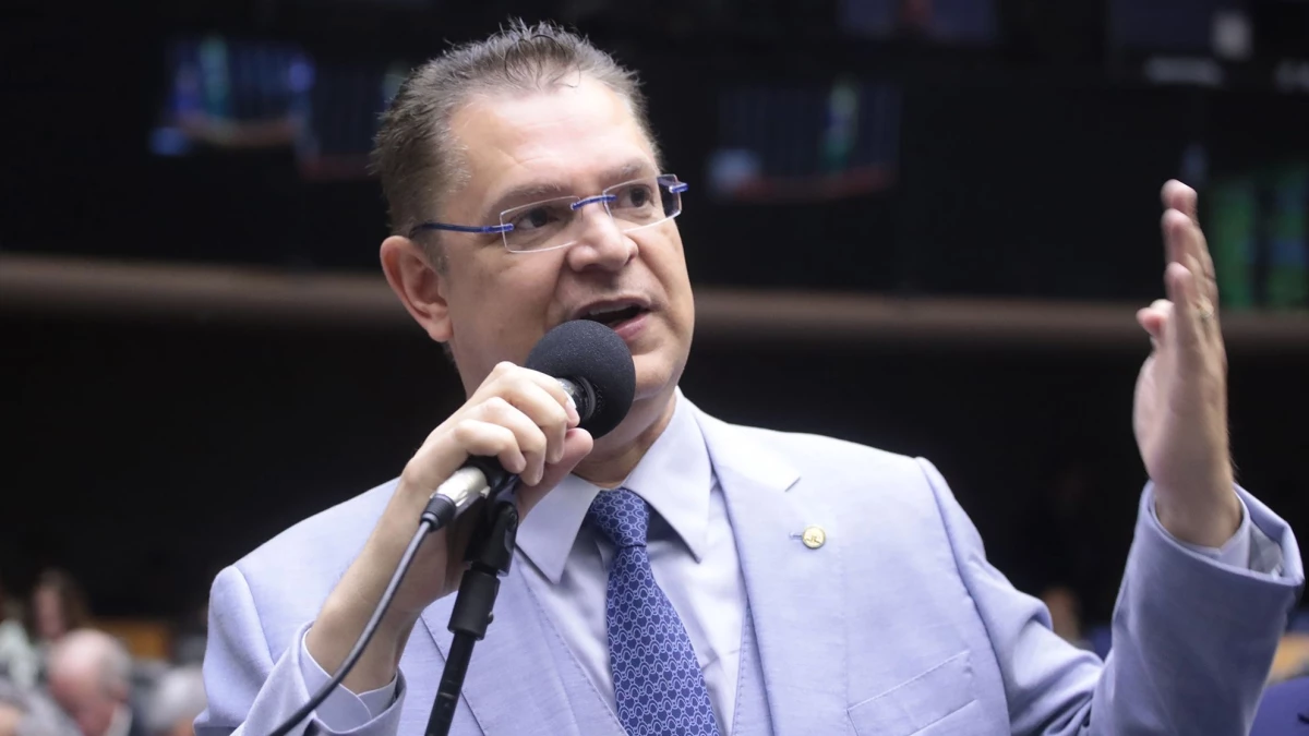 Sostenes pede aplausos para Zambelli em ato com Bolsonaro.webp