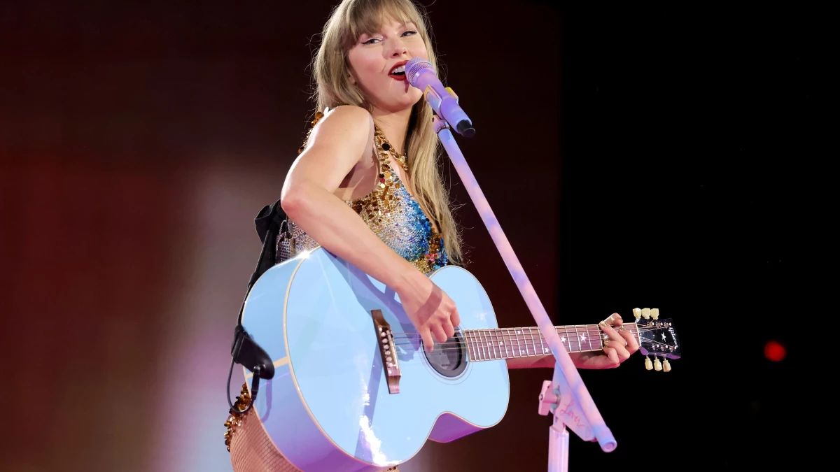 Taylor Swift faz performance surpresa em festival de namorado.webp