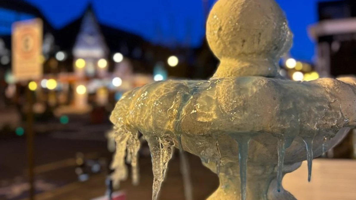 frio congela fonte de agua em Gramado na Serra Gaucha.webp