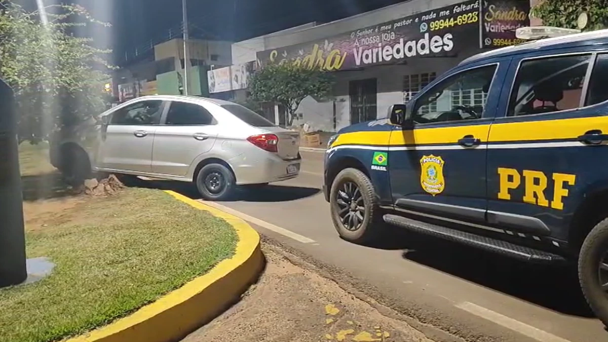 homem tenta fugir da policia e bate em placa de.webp