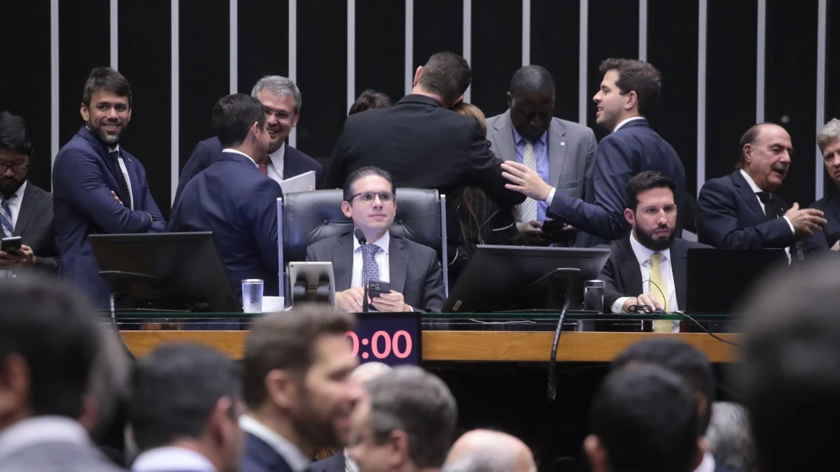 judicializacao do IOF criaria clima de guerra com Congresso.webp
