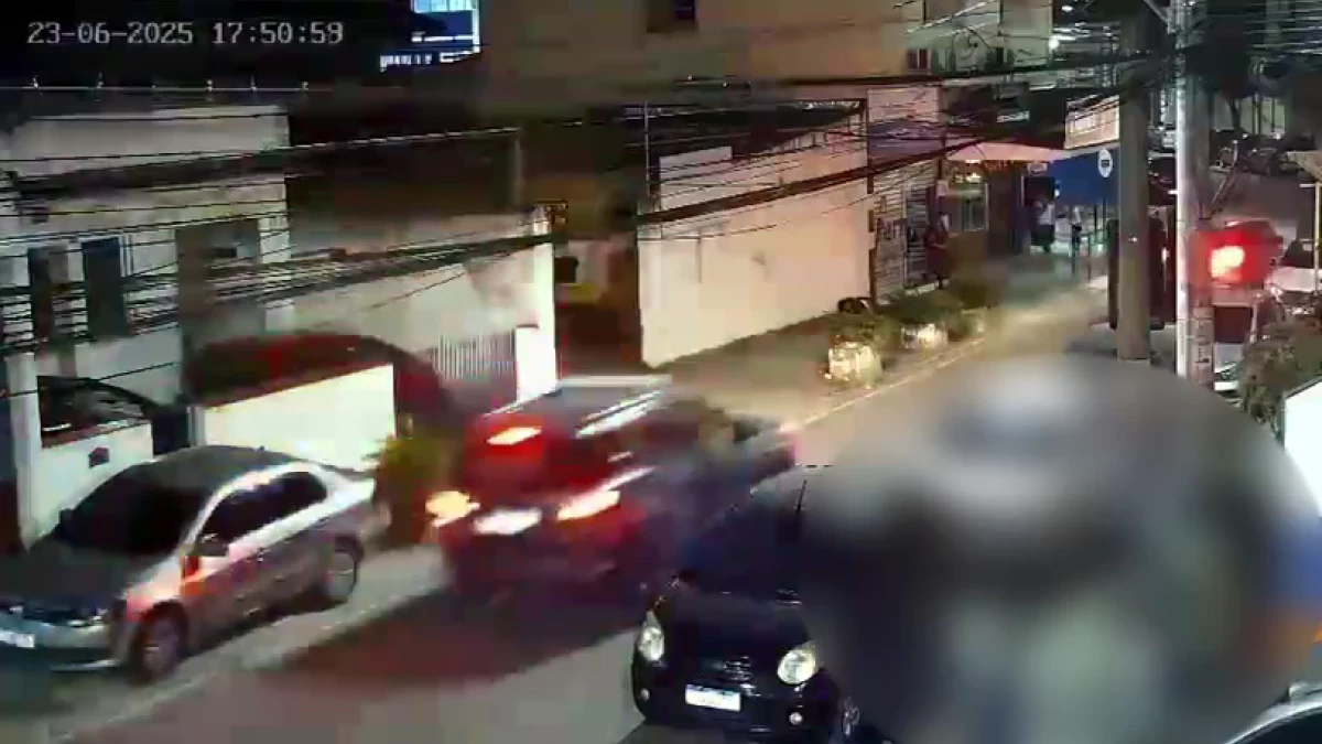 perseguicao da PRF termina com tres baleados no RJ.webp