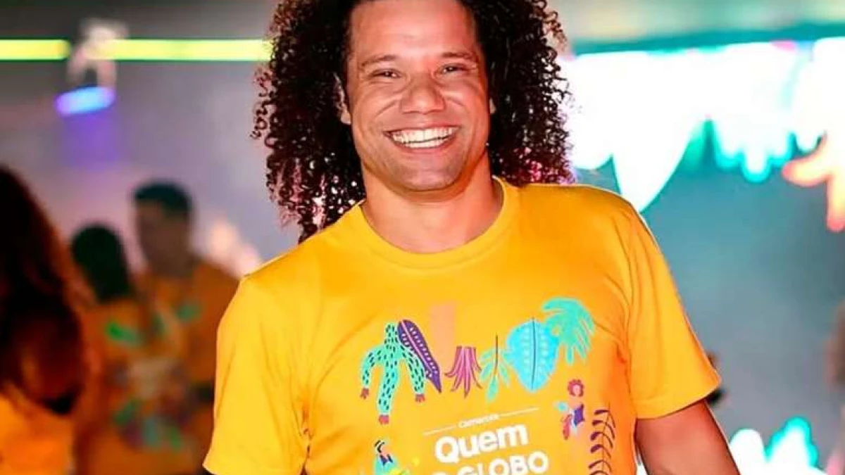 Ele participou do BBB mas agora esta em situacao.webp